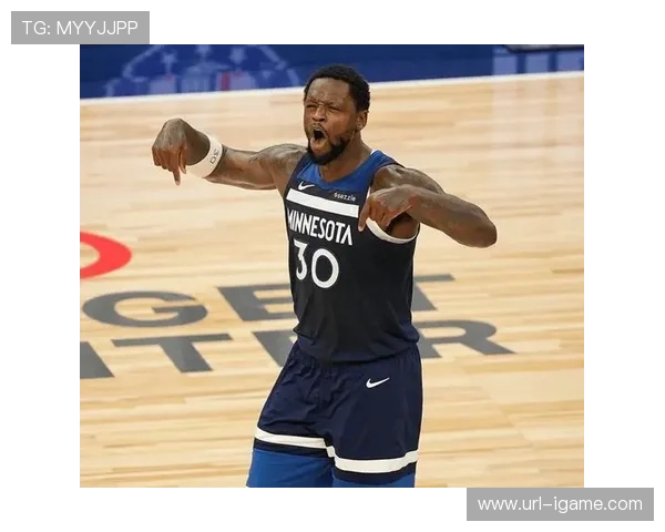 爱德华兹与兰德尔击掌庆祝，森林狼团队篮球显威力